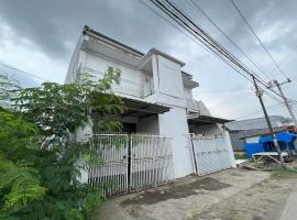 OYO 94161 Kost Aisyah Near Citra Grand Galesong City(Pattalassang)，位于Bilibili的酒店