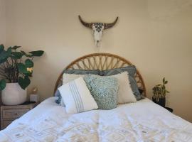 Cozy Cronulla Apartment With Shelly Beach Views!，位于克罗纳拉的酒店