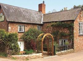 The Royal Oak Inn，位于Luxborough的酒店