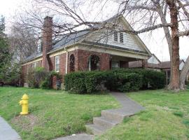 Charming Modern Retreat Near Downtown Jeffersonville & Bob Hedge Park，位于杰斐逊维尔的酒店