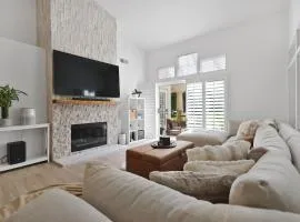 RARE Poolside - LUXE 1BR King, Pool, EV station