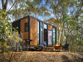 Eucalypt Escape by Tiny Away，位于Coimadai的酒店
