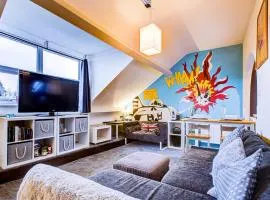 Entire artistic open-apartment