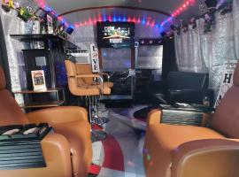 Cozy Mobiles Luxury Living Room and Dine On Wheels，位于阿林顿的酒店