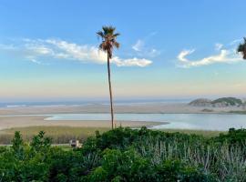 A Stone's Throw from the Ocean，位于Seafield的酒店