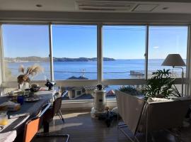 熱海 無二荘 絶景オーシャンビュー ピアノ Bbq エレベーター付き三階建て貸切宿，位于热海的酒店
