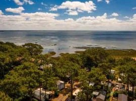 Un toit sur le bassin bungalow camping les viviers