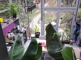 Pok&oacute;j w domu z oranżerią i śniadaniem，位于弗罗茨瓦夫的豪华帐篷营地