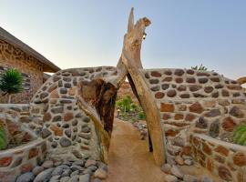 Brandberg White Lady Lodge，位于Uis的带泳池的酒店