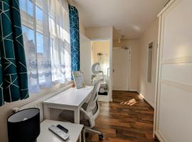 Cosy Double Room in Town Centre，位于豪士罗的酒店