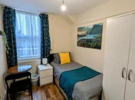 Cosy Single Room with a desk