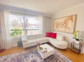 Sunny House - Main Floor, Free parking, in Toronto