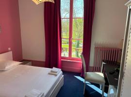 Hotel Couleurs Sud Centre-ville Gare Charleville-Mézières，位于沙勒维尔-梅济耶尔的酒店