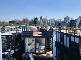 Floating Experience Black Pearl, Lago Maggiore，位于多尔梅莱托的酒店