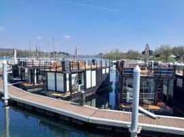 Floating Experience Black Pearl, Lago Maggiore，位于多尔梅莱托的船屋