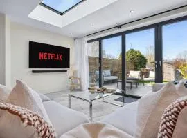 3-Bedroom Stylish Stunning Central & Open Plan Home, Sleeps 6 with Private Off-Road Parking and Private Garden - LONG TERM and SUMMER SPECIAL OFFER! - by Blue Puffin Stays