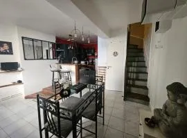 Studio Cinéma -Hypercentre- Spacieux, calme et connecté -alexa, wifi free, netflix, disney, prime video, jeux vidéo et de société