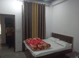 S R hotel，位于Kutnaur的酒店