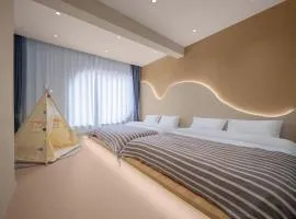 Grapefruit Pool B&B Courtyard