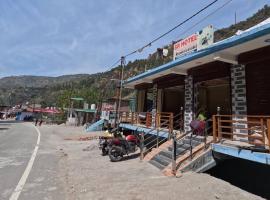S R hotel，位于Kutnaur的酒店
