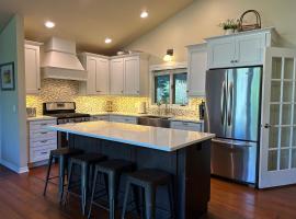 Whitefish Home, Sleeps 7, Hot Tub, AC，位于白鱼镇的酒店