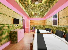Woodlands Villa -Bamboo Stay，位于蓬蒂切里的酒店