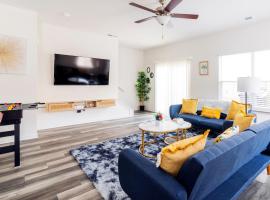 Chic Home 9 min to Uptown Hot Tub & Private Yard，位于夏洛特的酒店
