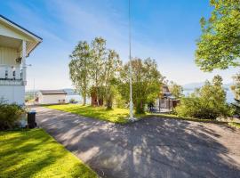 Leilighet på Finnsnes, Senja，位于Senja的酒店