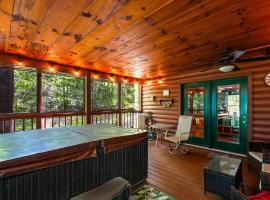 Cozy 3 bedroom- hot tub on a screened in porch!，位于加特林堡的酒店