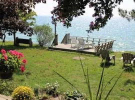 Cute and Cozy Lakefront Cottage