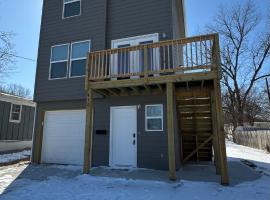 Newly built 3 level home 2 minute drive to UCM，位于沃伦斯堡的酒店