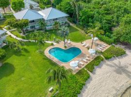 7 Mile Beach, 2BR Ground Floor Oceanfront Condo with Pool and large Patio, Sleeps 6
