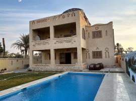 فيلا جاكرندا تونس Jacaranda Villa Tunis，位于法尤姆的带停车场的酒店