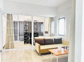 Los Inn Nakhon ลอส อินน์ นคร，位于那空拍侬府的带停车场的酒店