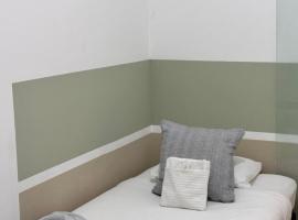 MBZ - Cosy Separate Room in Unique Flat，位于阿布扎比的酒店