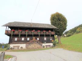 Characterful old farmhouse with 4 apartments in Fresach Carinthia with garden，位于Fresach的酒店