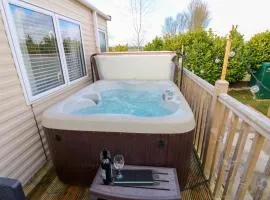 A & C Lodge plot 41 - HOT TUB - 1 double bedroom- 1 twin room 2 bathrooms 4 pm check in NO COMMERCIAL VANS - PLOT 41 Check in 4 pm