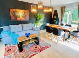 The Villa Toscana, a serene retreat in Center of Friedrichshafen City with lush green lawns, terrace & private garage- Lidl, Bakery walking distance- Bodenseecenter, Sportsbad 3 mins, Lake 7 mins，位于腓特烈港的别墅