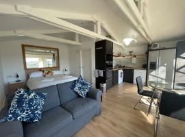 Spacious lodge with king sized bed，位于因弗雷里的酒店