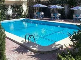 Blue holiday family summer villa - privé pool- AC- 5 bdr- 10 pax