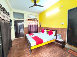 FULLY AIR-CONDITIONED - HOTEL VARNASI PARADISE PREMIUM Near Kashi Vishwanath Temple - and- Ganga Ghat - #Free Parking #Wifi Facilities #Room Service - #Fully Air Conditioning Room #Prime Location - Best Seller In City，位于瓦拉纳西的酒店