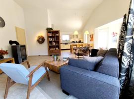 Luxuri&ouml;ses, familienfreundliches Ferienhaus ,,Amy,, mit Whirlpoolwanne, Kamin und Garten，位于Hinterhausen的带热水浴缸的酒店