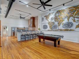 Luxe 220, Unit 6 - Adjoining Pool Table Penthouse Suites，位于威尔明顿的酒店