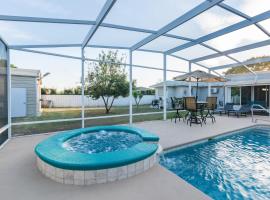 Family Retreat with Pool Fenced Yard AC，位于Grand Island的酒店