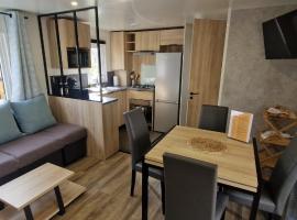 Cosy mobil home 3Ch en forêt, parking inclus, plage à 15mn à pied，位于卡布勒通的酒店