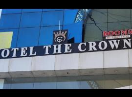 hotel the crown，位于Surat的酒店