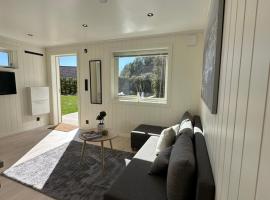 Kaldvell Stays Central - New Apartment，位于利勒桑的带停车场的酒店