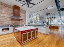 Luxe 220, Unit 7 - Entire Penthouse Property - sleeps 20，位于威尔明顿的酒店