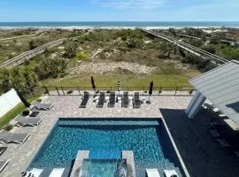 Enchanting Beachfront House with Luxury Pool & Hot Tub and Direct Oceanfront