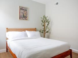 Stylish Stay in Center City, French-Japanese & Minimalist Vibes，位于费城的酒店